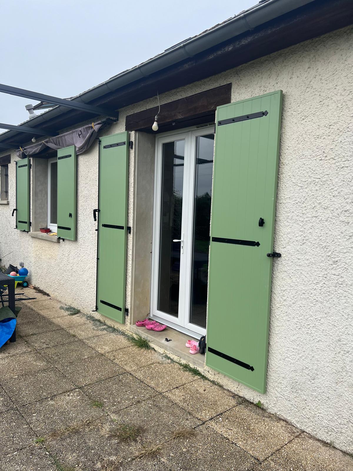 Volets battants verts